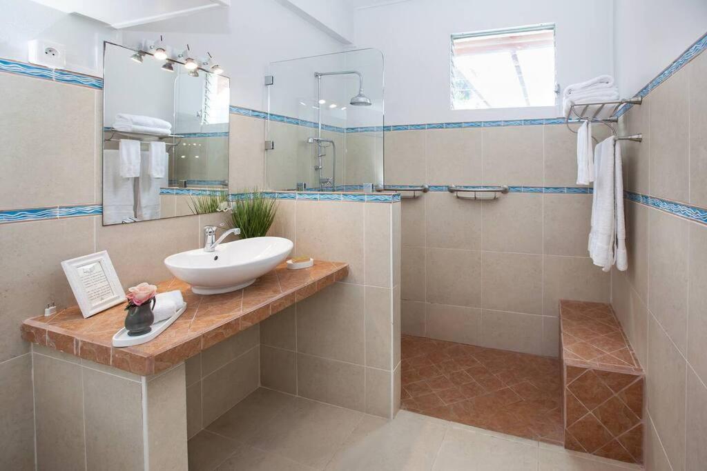 Villa "The Pretty Mermaid", Pool And Stunning Views 5 Min From Beach Deshaies Extérieur photo